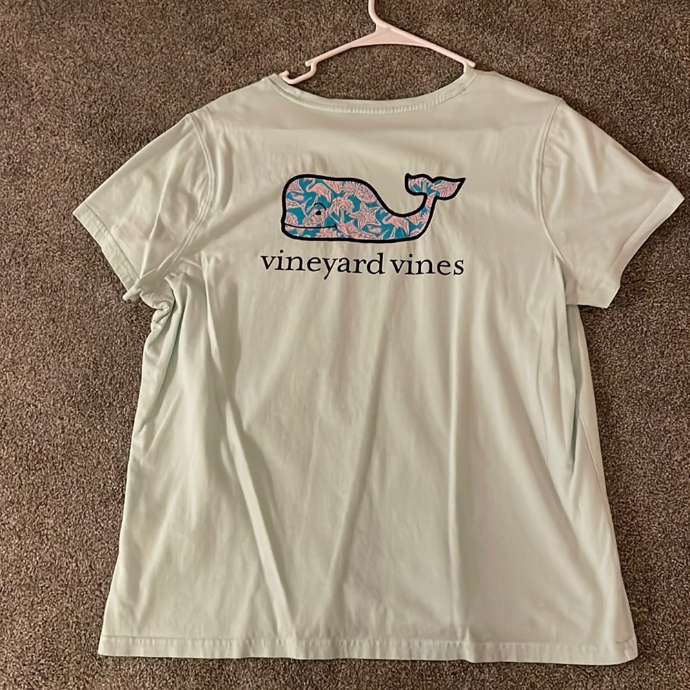 Women’s Vineyard Vines tee